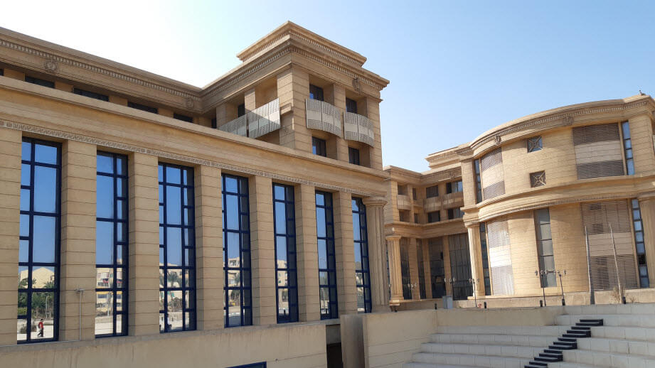 كلية التجارة لغة انجليزية جامعة القاهرة بالشيخ زايد