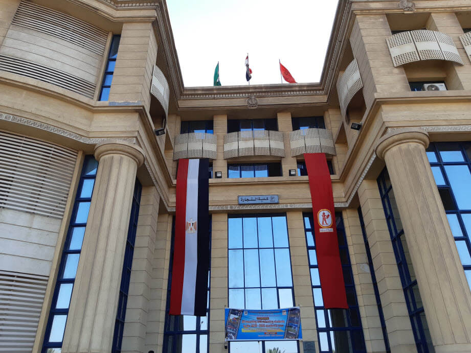 كلية تجارة انجلش جامعة القاهرة